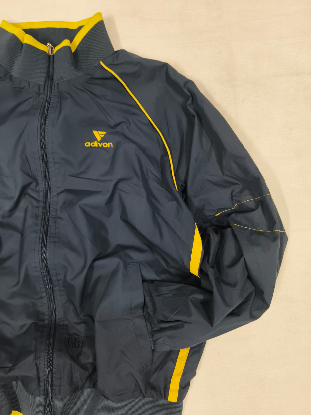 adivon windbreaker M